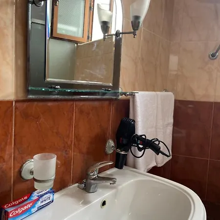 Cheerful Residential With Free Parking & Wifi *