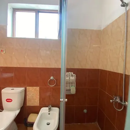 Cheerful Residential With Free Parking & Wifi Tatil Evi Shkodër
